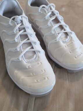 Nike Mens White Air VaporMax Plus Sneakers